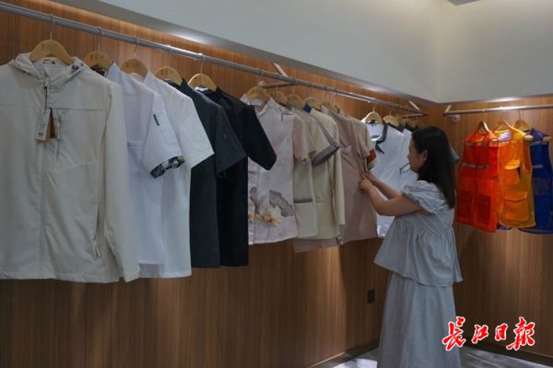 女装品牌：时尚潮流的引领者