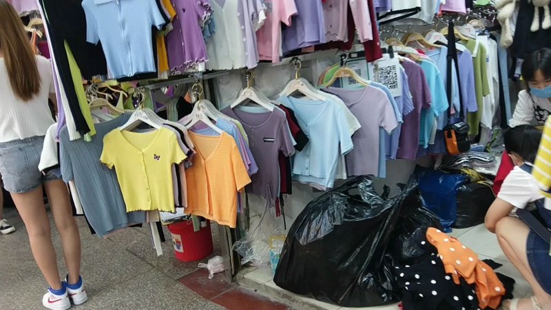 女装品牌：时尚潮流的引领者